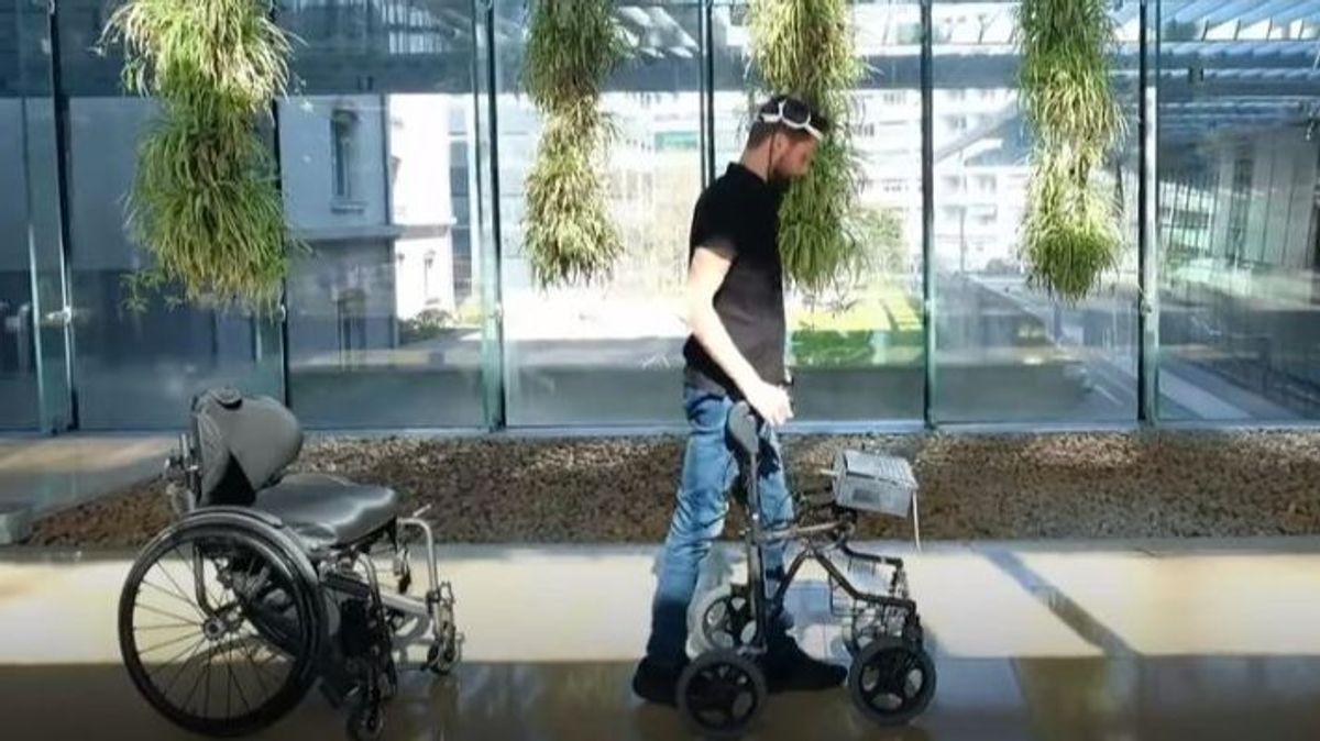 Una persona tetrapléjica vuelve a andar