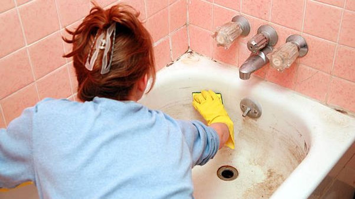 Cómo limpiar bien la bañera: trucos caseros para dejarla reluciente