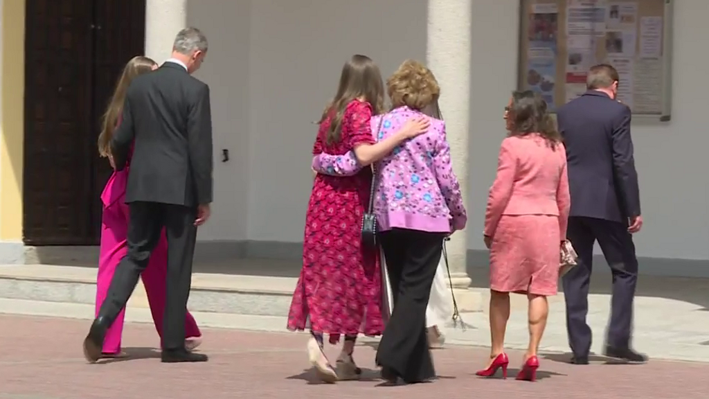 El abrazo de la princesa Leonor a su abuela, la reina emérita, Sofía