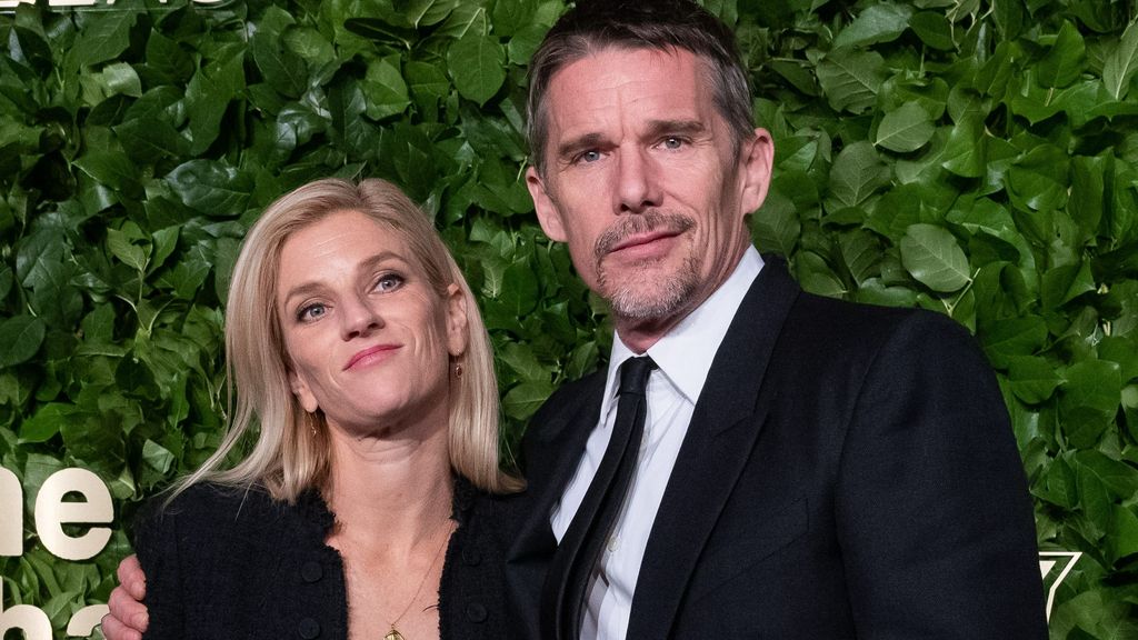 Ethan Hawke y su actual pareja, Ryan Shawhughes, en una imagen de 2022