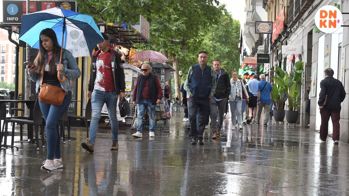 EuropaPress 5219025 dos personas pasean lluvia 23 mayo 2023 madrid espana agencia estatal