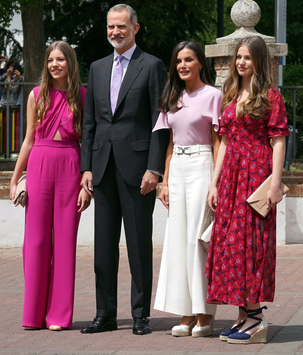 Felipe, Letizia, Leonor y Sofía, a juego en la Confirmación de la infanta