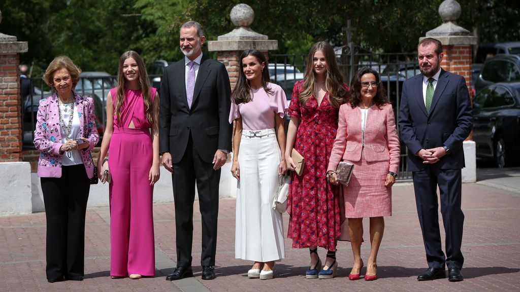 La infanta Sofía, acompañada de su familia en su confirmación