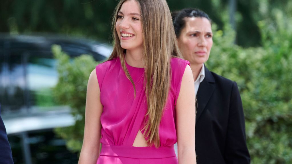 La infanta Sofía, en su confirmación, con un mono con apertura en el abdomen