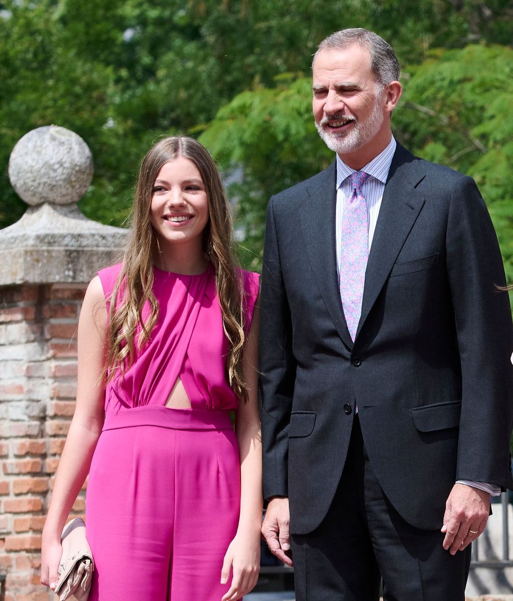 La infanta Sofía y el rey Felipe, con corbata a juego en tonos rosas y azules