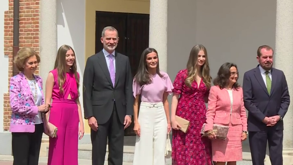 La llegada de la familia real a la confirmación de la infanta Sofía
