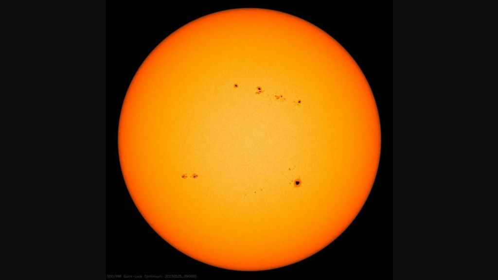 La mancha gigante en el Sol visible sin telescopio: astrónomos vigilan una posible llamarada solar