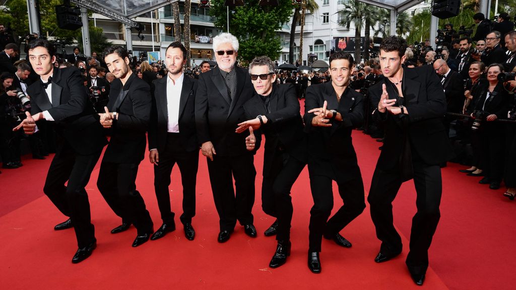Los nuevos chicos Almodóvar, junto al cineasta, en el pasado festival de Cannes
