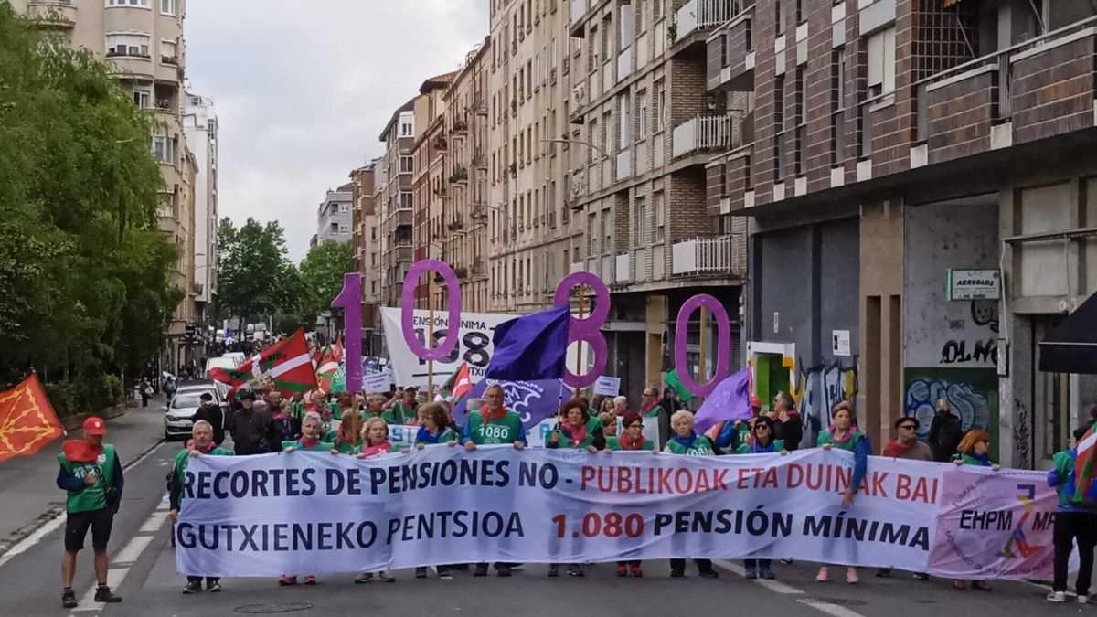 Pensionistas vascos en la marcha por Vitoria-Gasteiz