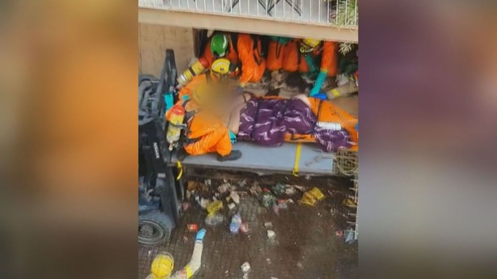 Rescatan a un hombre que vivía entre toneladas de basura en El Prat: llevaba tres años sin salir de casa