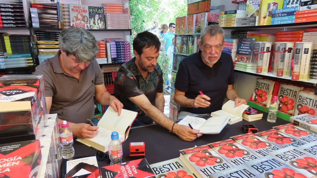 Carmen Mola molando a tope en la Feria pasada. Su útimo libro se llama 'Las madres' que de momento no se sabe si también serán señores.