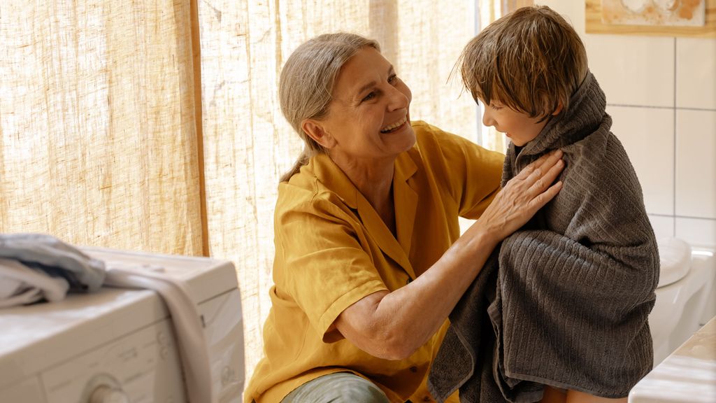 Abuela cuidando a su nieto