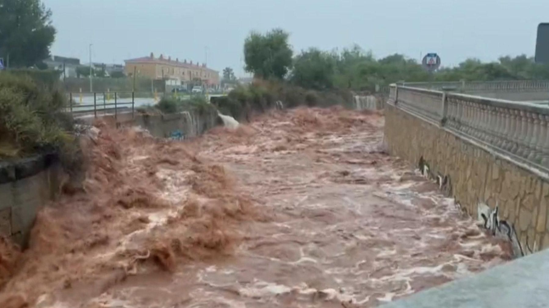 Torrential rains depart basements flooded, flooded streets and automobiles trapped in Castellón