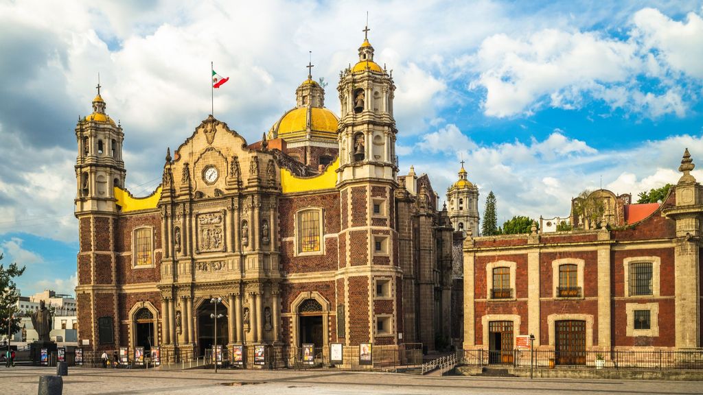 Basílica de Guadalupe, visiblemente torcida