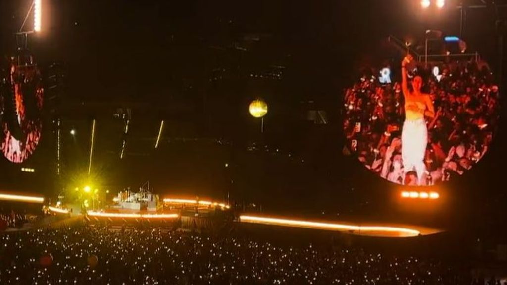 Coldplay para su actuación en Barcelona por una chica del público: "¡Es lo mejor que he visto en un concierto!"