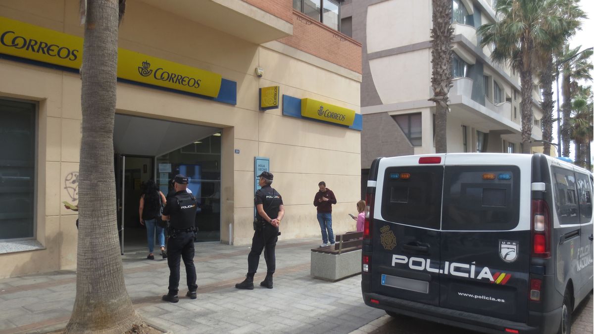 Desaparecen las colas en Correos de Melilla tras la orden de pedir el DNI a los votantes