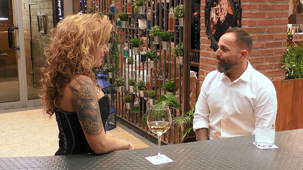 El doble churrero de Santiago Abascal busca el amor en ‘First Dates’: “Me he quedado impactada”