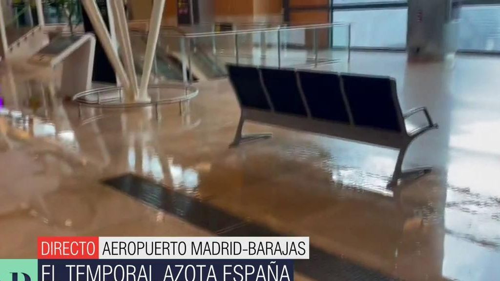 El interior de las terminales del aeropuerto de Barajas se inunda debido a las fuertes lluvias en Madrid