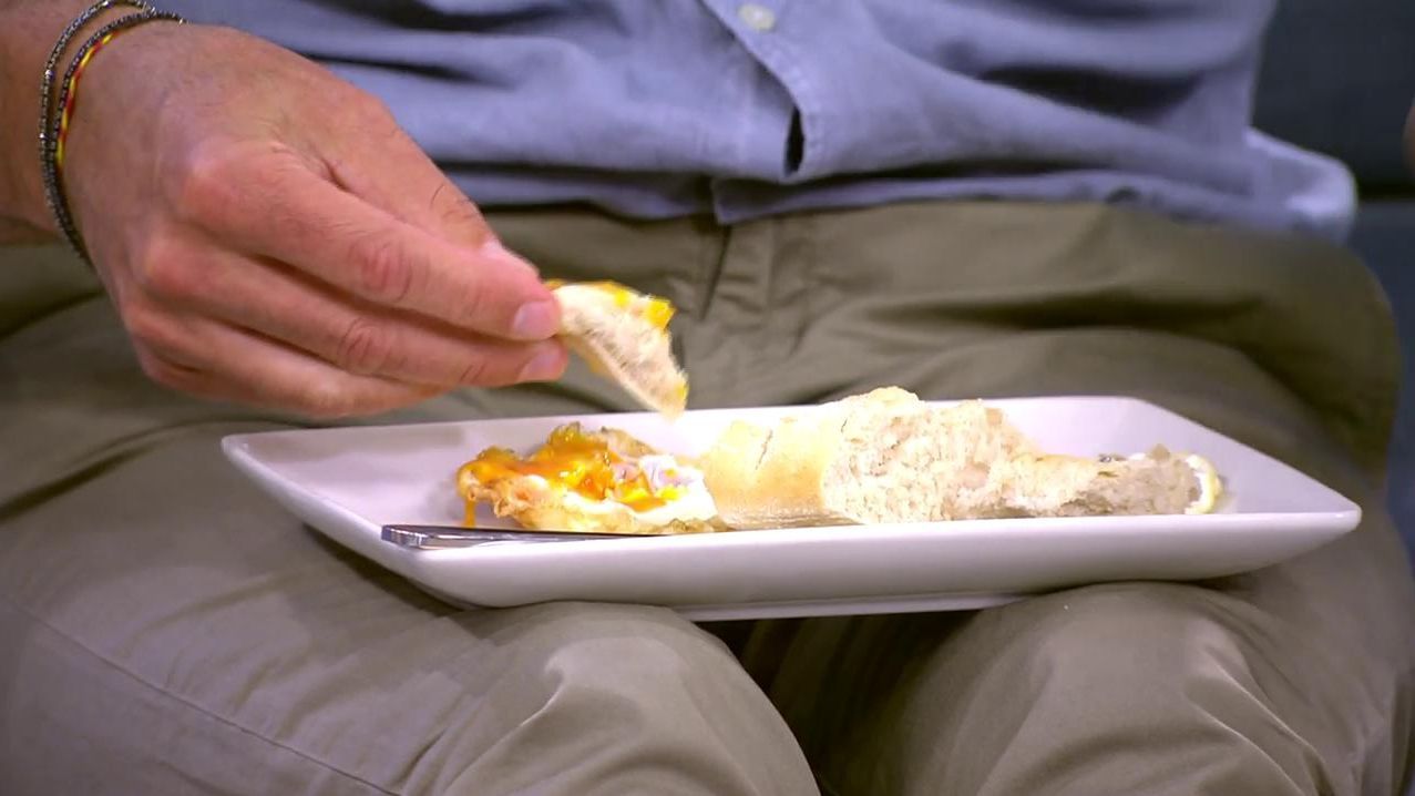 El plato de huevos fritos.