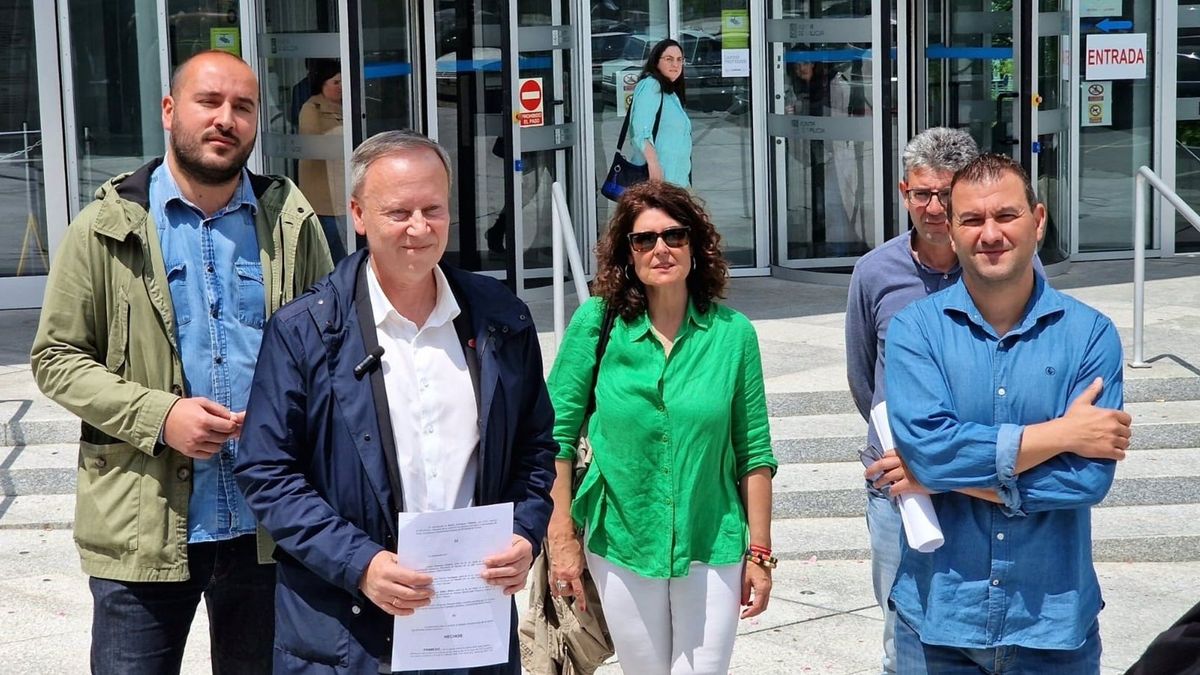 El PSOE de Ourense lleva al juzgado el "continuado uso ilegal" de vehículos de la Diputación por parte de Baltar El PSOE de Ourense lleva al juzgado el "continuado uso ilegal" de vehículos de la Diputación por parte de Baltar