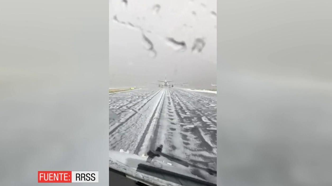 El temporal deja una espectacular granizada en el aeropuerto de Barajas