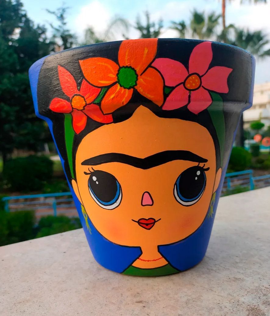 Elia Muñoz pinta y vende macetas con mucho arte