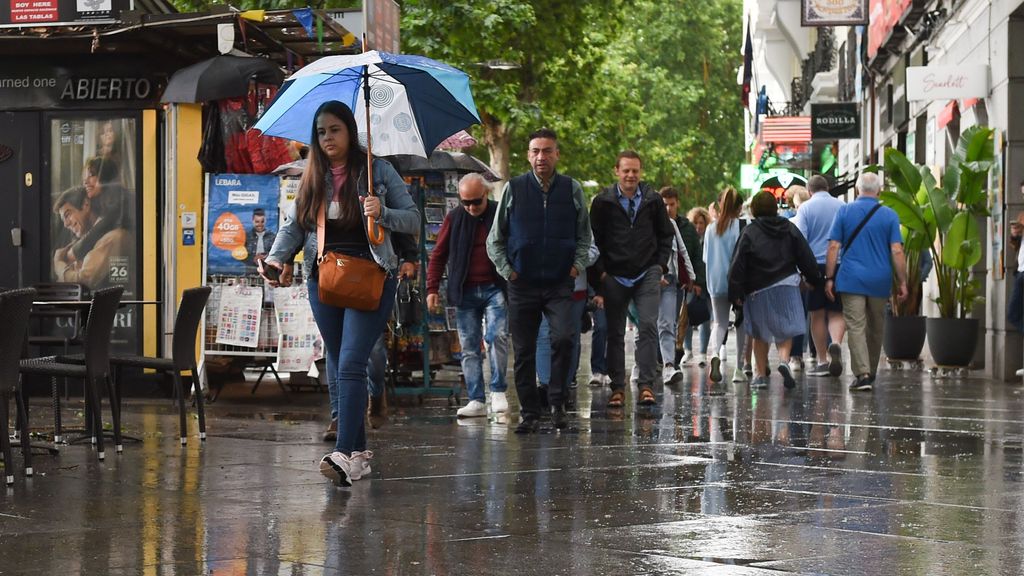 EuropaPress 5219152 varias personas pasean lluvia 23 mayo 2023 madrid espana agencia estatal