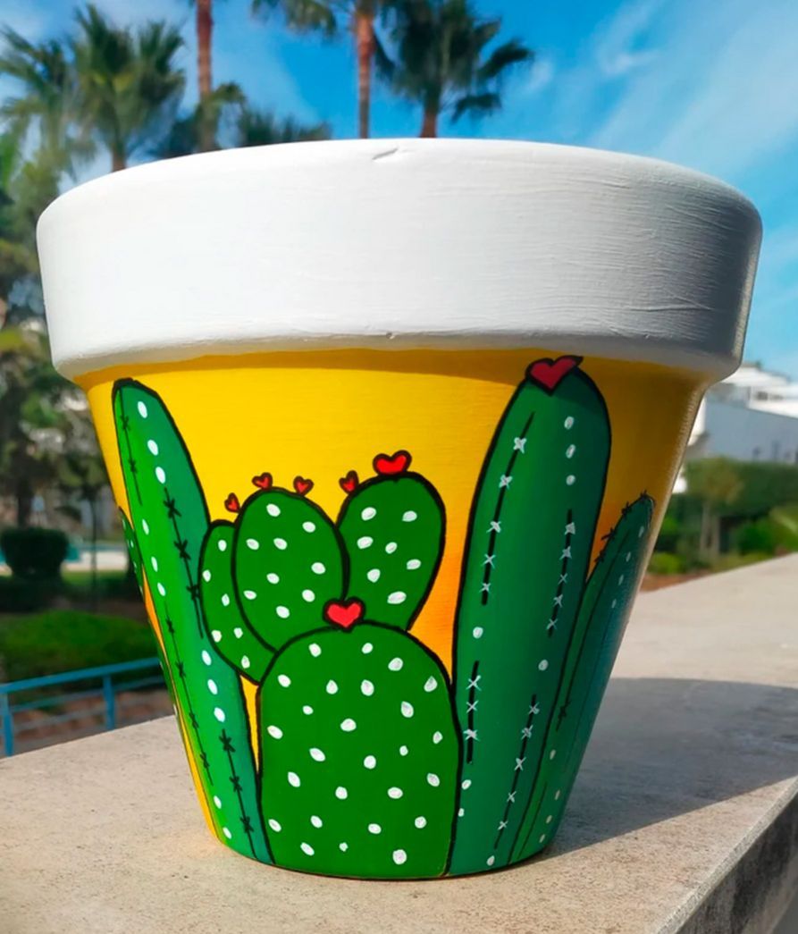 La hija de Julián Muñoz se anima a vender tiestos tras completar su tratamiento contra el cáncer