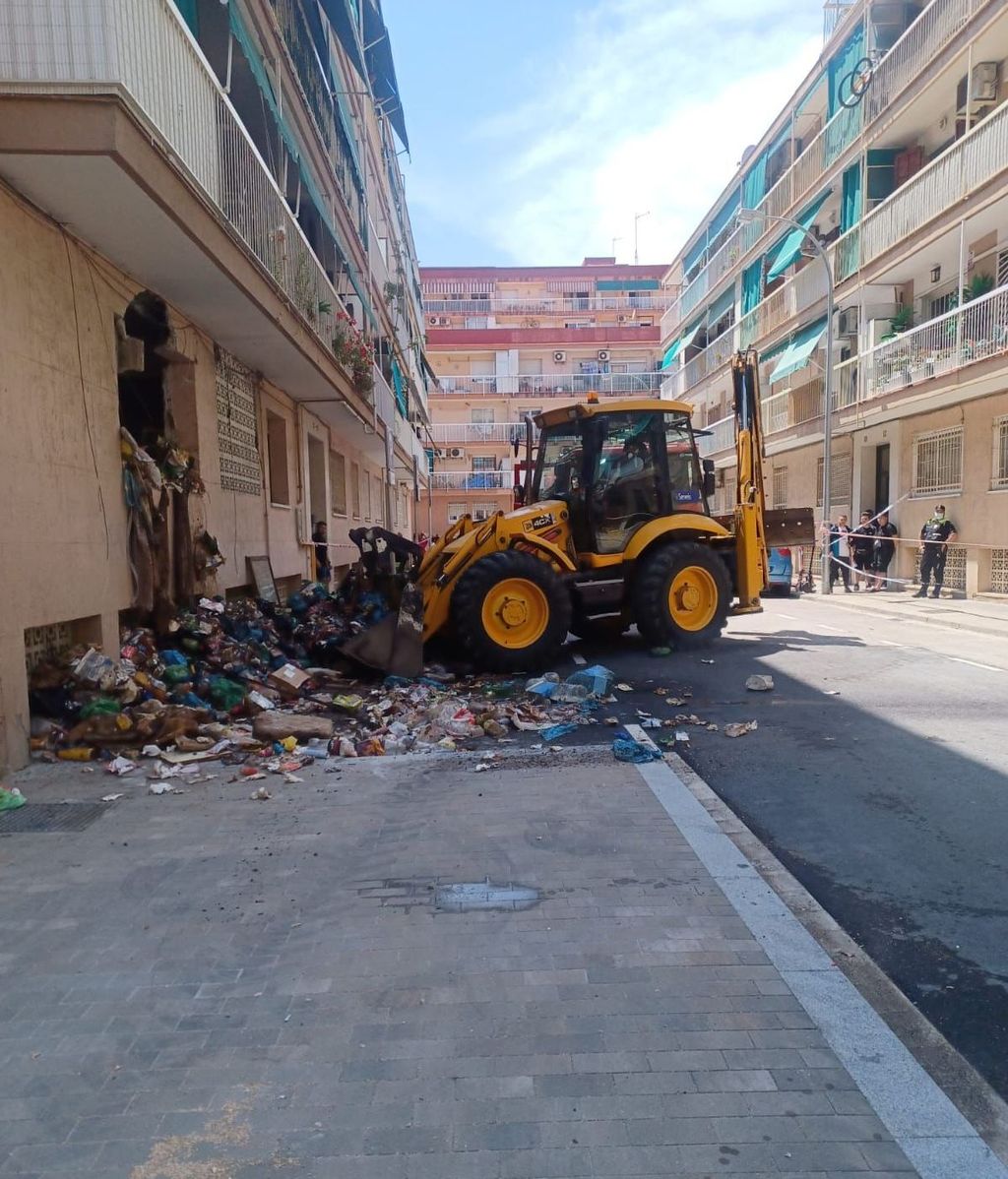 Los equipos de limpieza continúan retirando basura dos días después del rescate