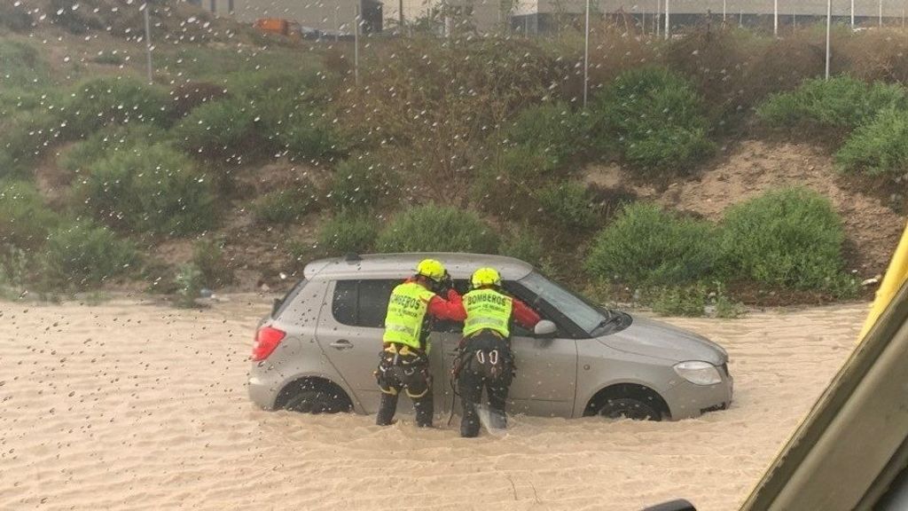 Una intensa tormenta de media hora siembra el caos en Molina de Segura (Murcia)