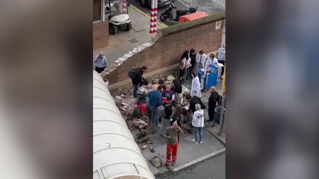 Un muerto y una mujer herida grave tras caerles un muro contra el que acababa de chocar un camión en Barcelona