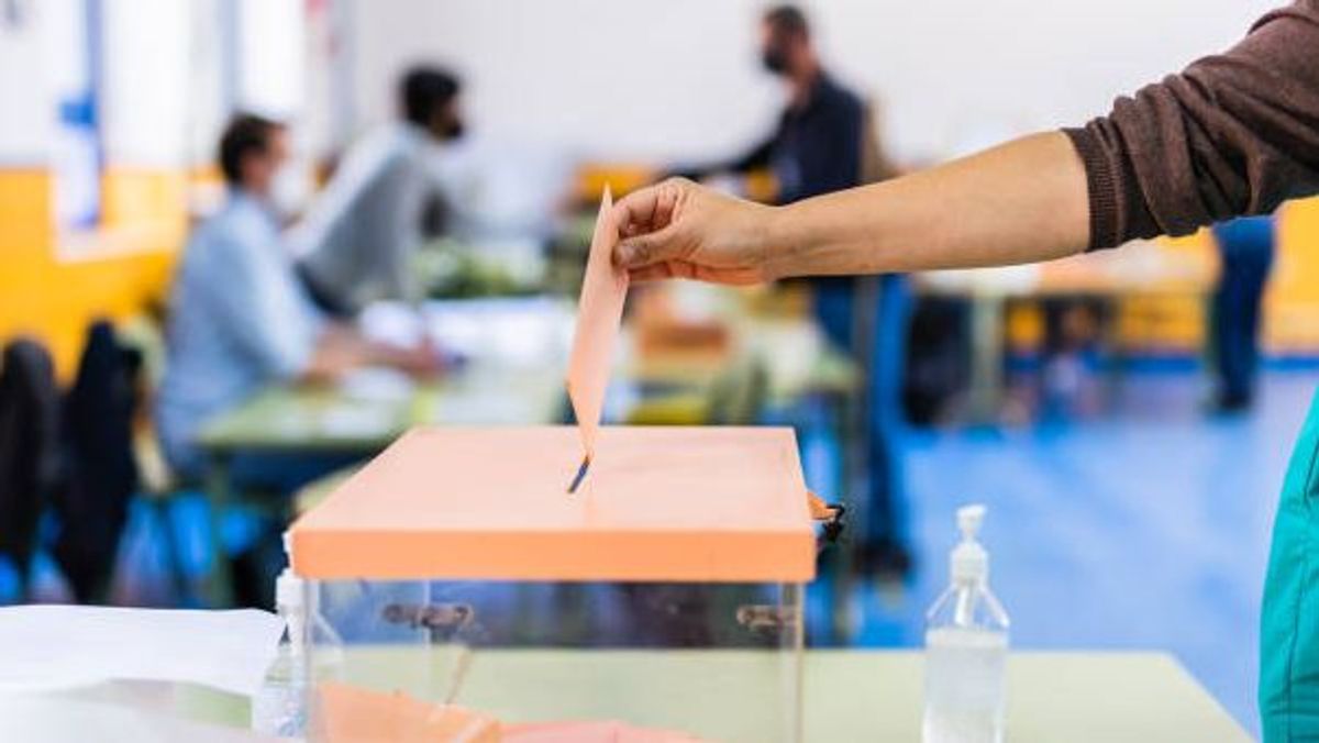 Voto en urna. Voto en urna.