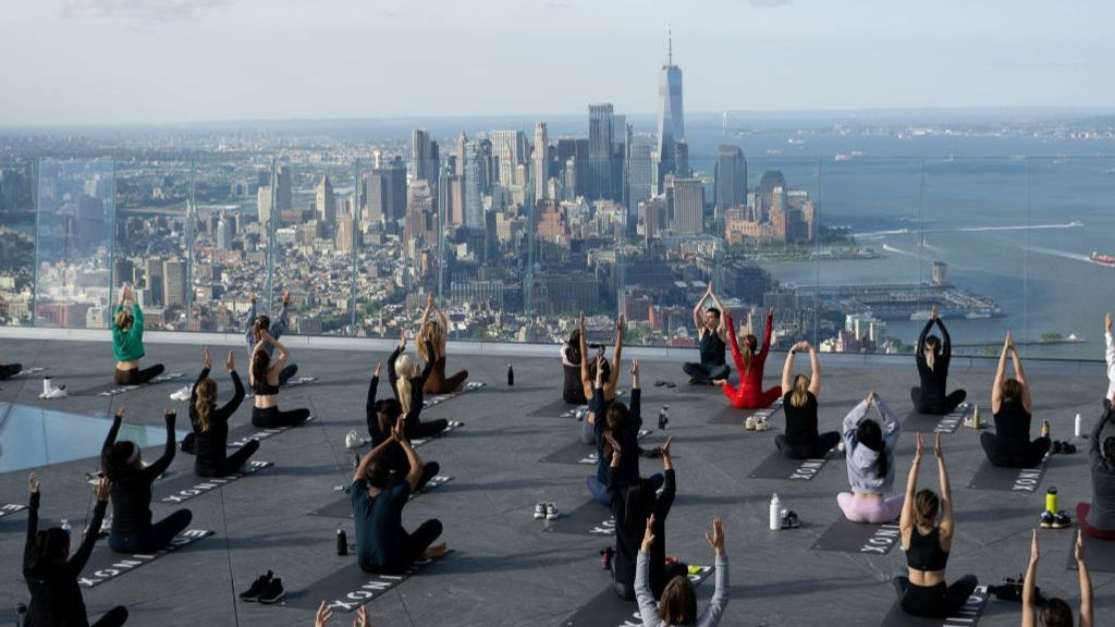 Yoga a 335 metros de altura: la vertiginosa propuesta que arrasa en Nueva York