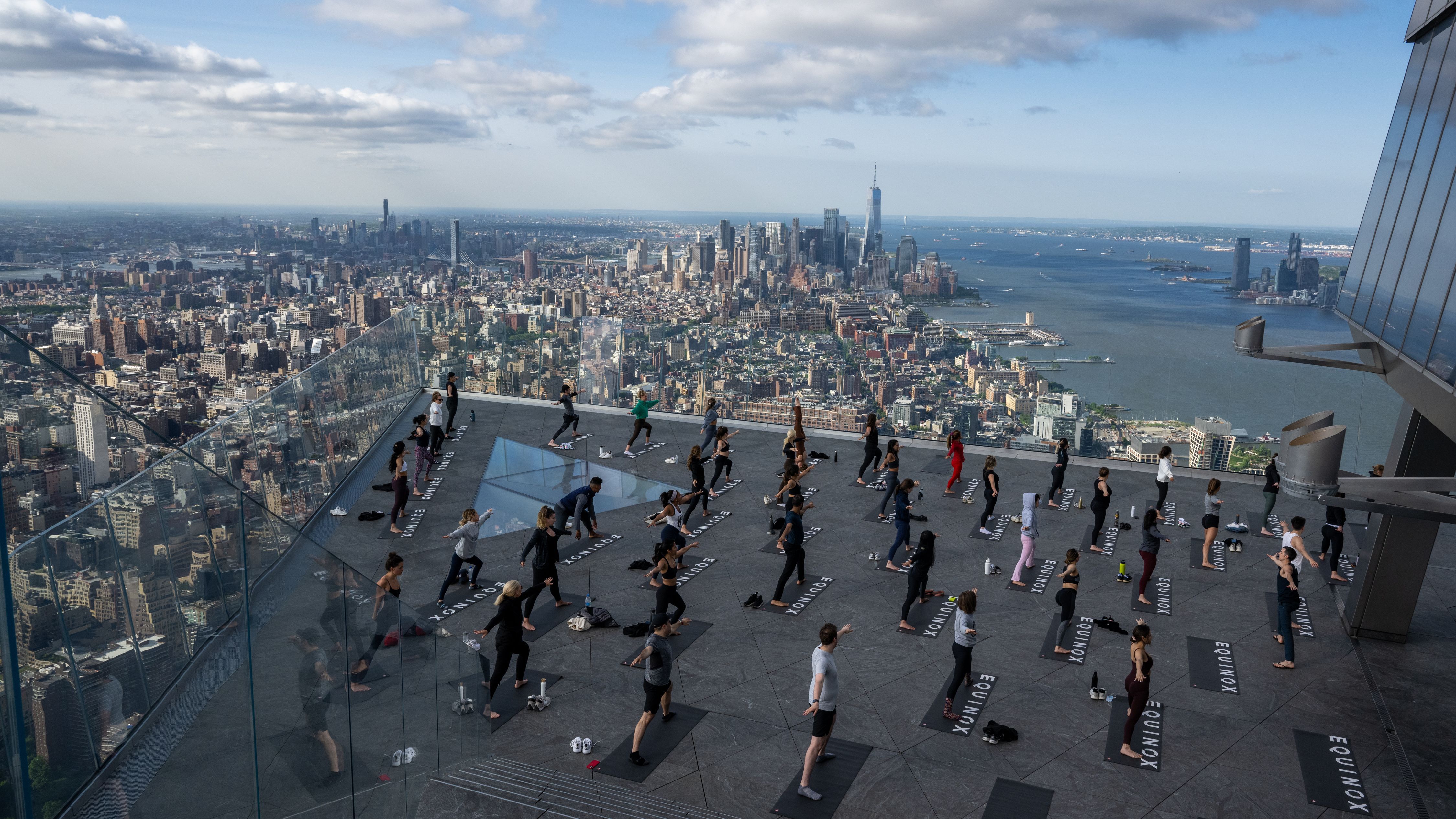 Yoga ‘desde el cielo’: la vertiginosa propuesta que triunfa en un rascacielos de Manhattan