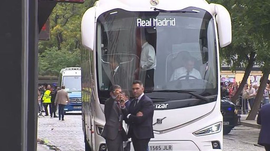 aficionados del sevilla dedican insultos a florentino a la llegada del bus del madrid