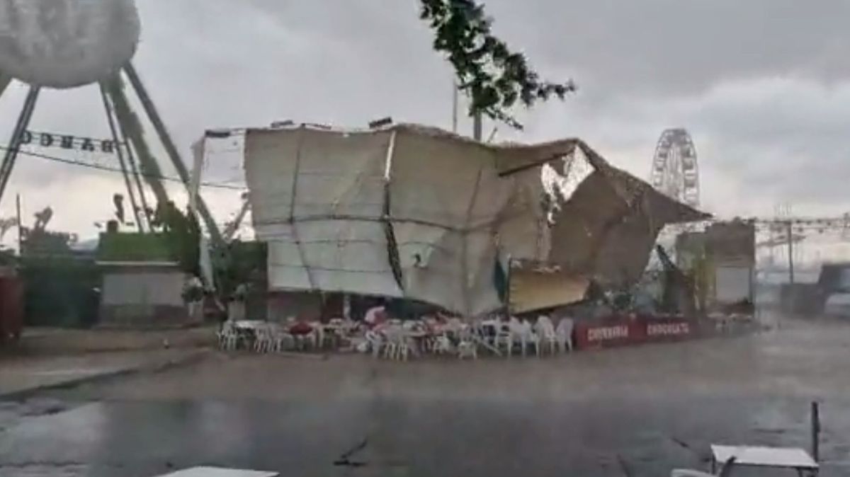 La feria de Cáceres, pasada por agua: el viento provoca daños en las atracciones