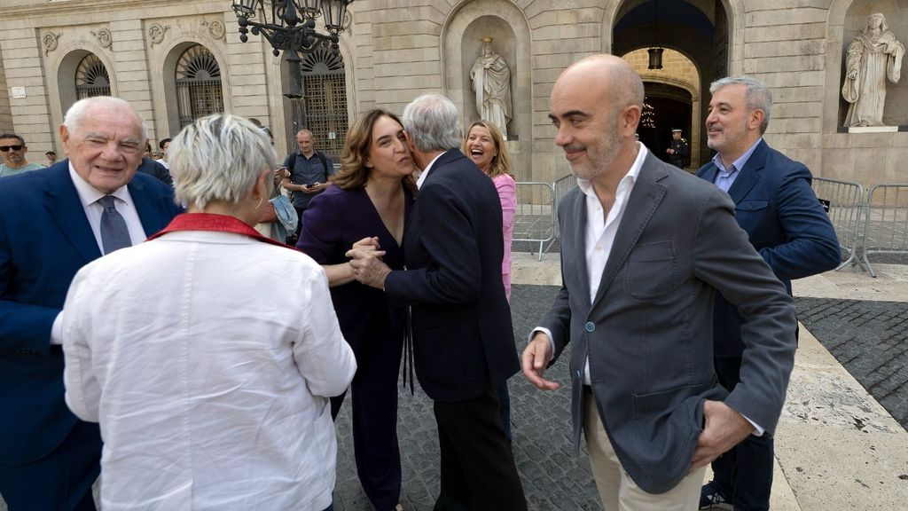 Los candidatos a la alcaldía de Barcelona, Ernest Maragall (ERC), Anna Grau (Ciutadans), Ada Colau (En Comú), Xavier Trias (JxCat), Eva Parera (Valents), Daniel Sirera (PP) y Jaume Collboni (PSC) se saludan en la Plaça Sant Jaume, tras posar para EFE ante el Ayuntamiento de Barcelona