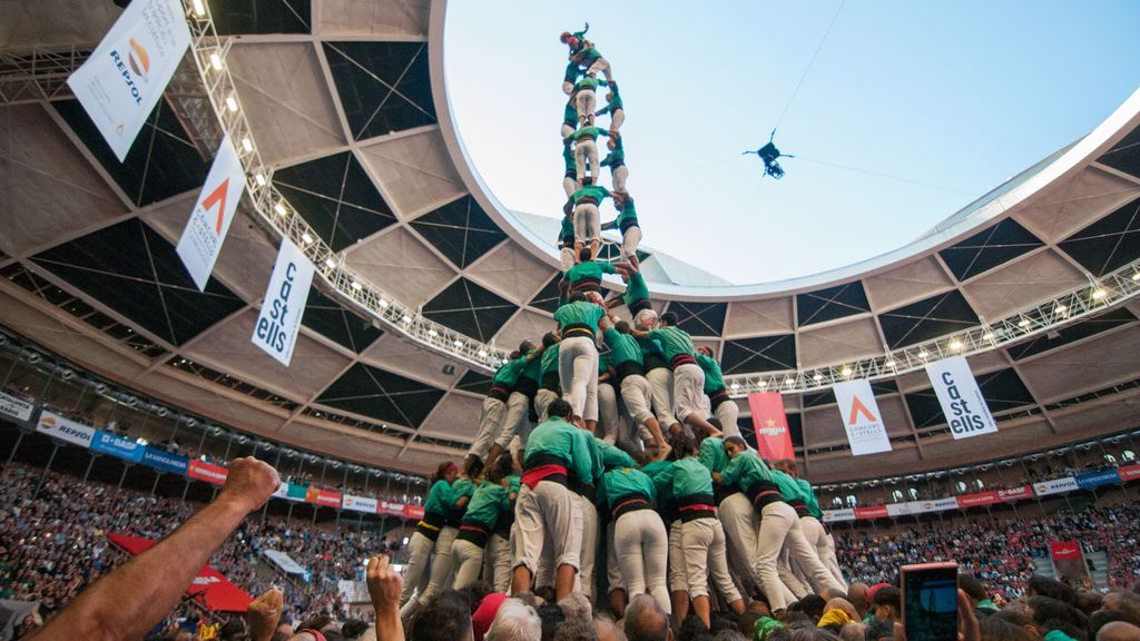 Miembros del casteller 'Tres de deu amb folre i manilles' de los 'Castellers de Vilafranca' (Barcelona)