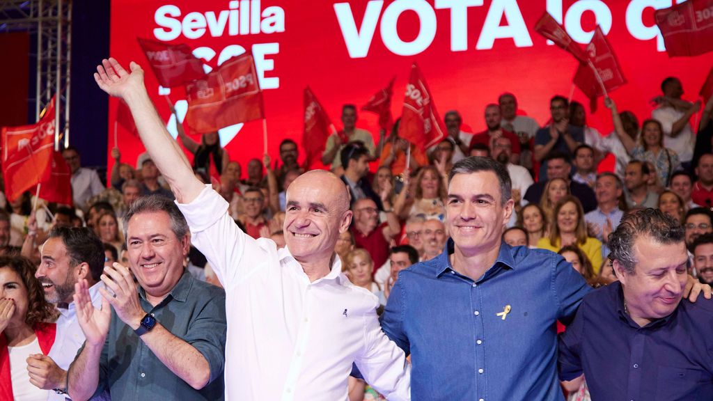 Sánchez junto a su candidato en Sevilla, Antonio Muñoz, en un acto electoral