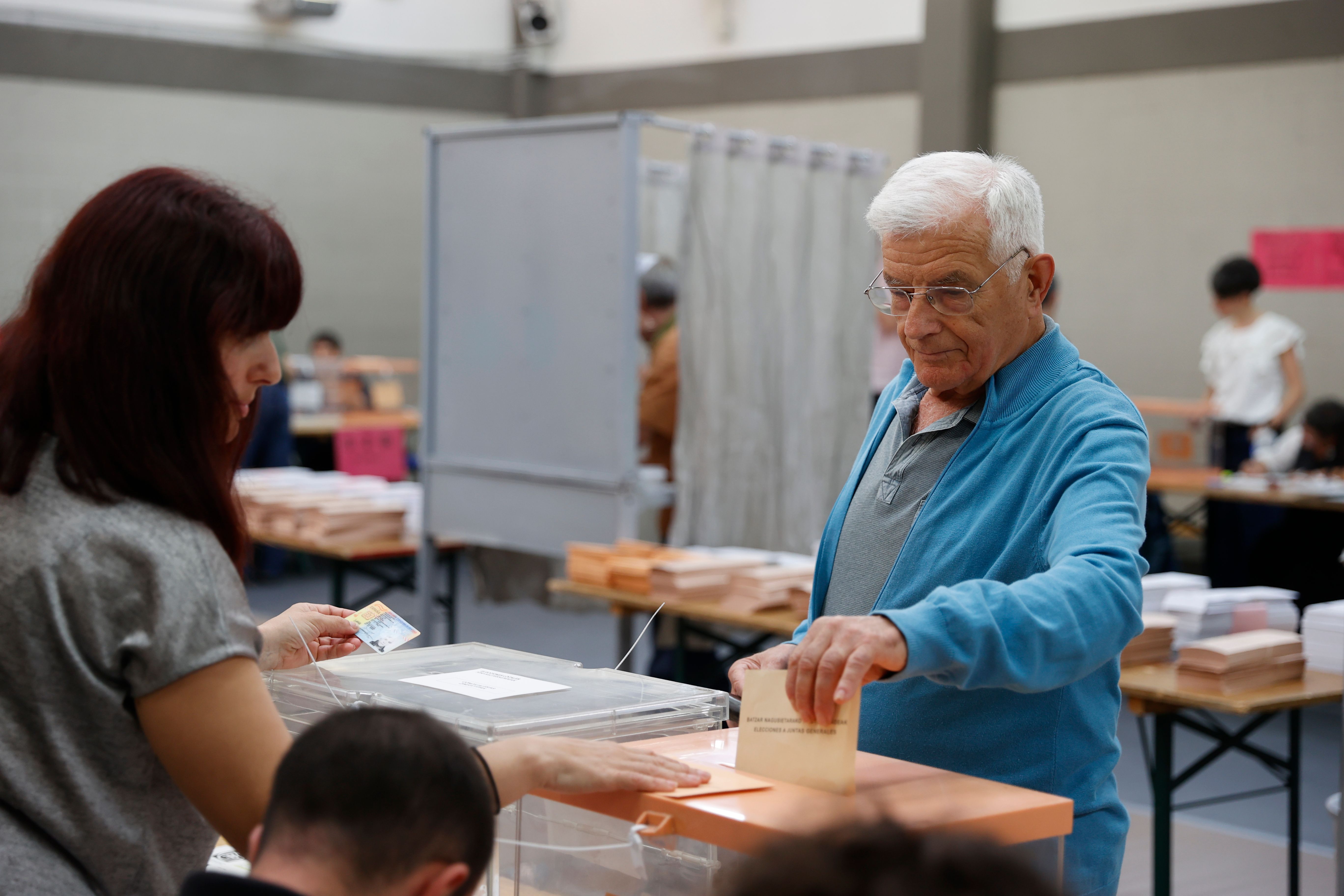 Un hombre ejerce su derecho al voto en un colegio electoral de Durango (Vizcaya)