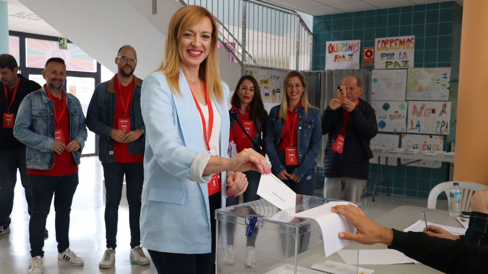 Alcaldesa de Maracena, Berta Linares, ejerce su derecho al voto