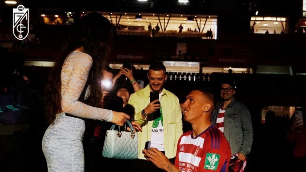 Un jugador del Granada CF celebra el ascenso a primera pidiendo matrimonio a su novia