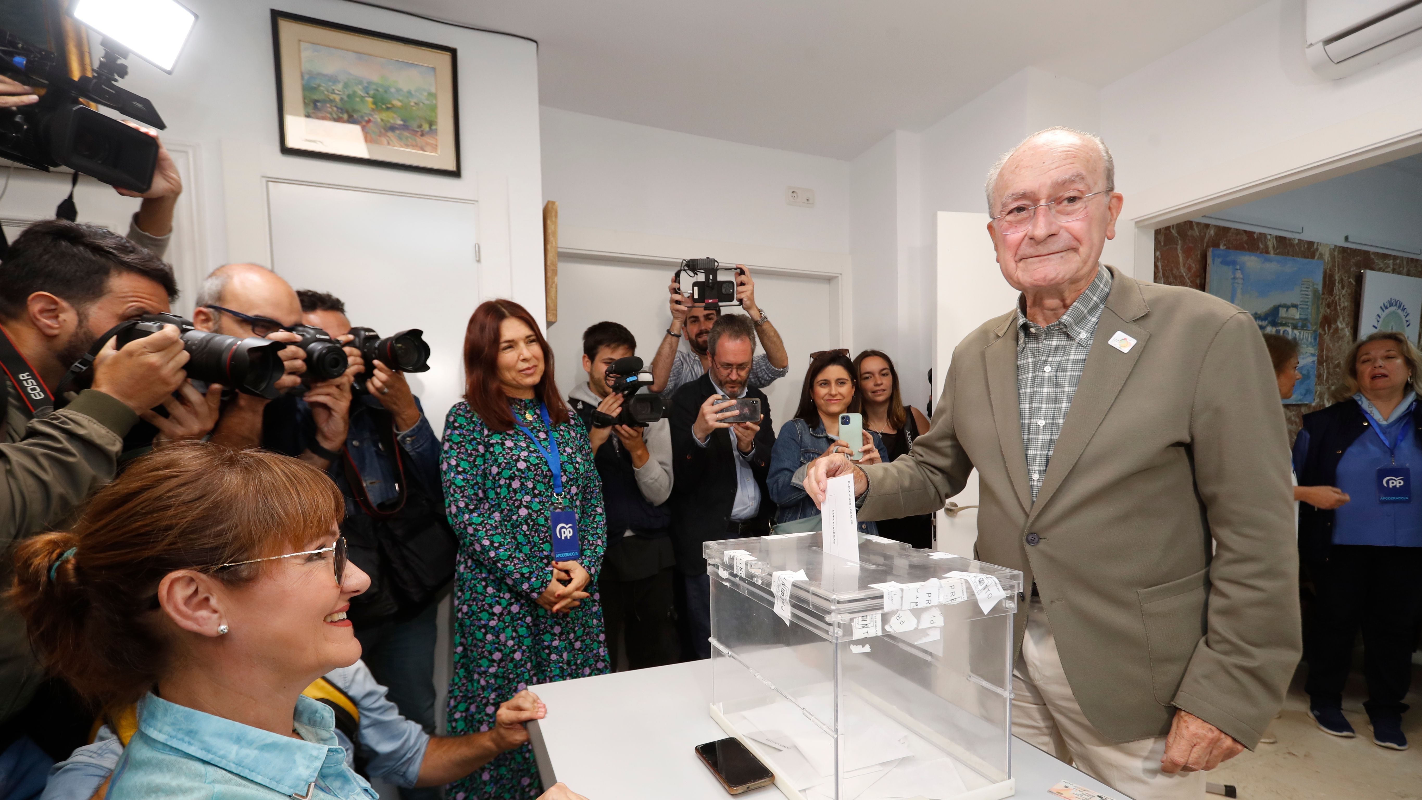 El alcalde de Málaga y candidato a la reelección, Francisco de la Torre, vota los comicios de este 28M en el Hospital Noble de Málaga