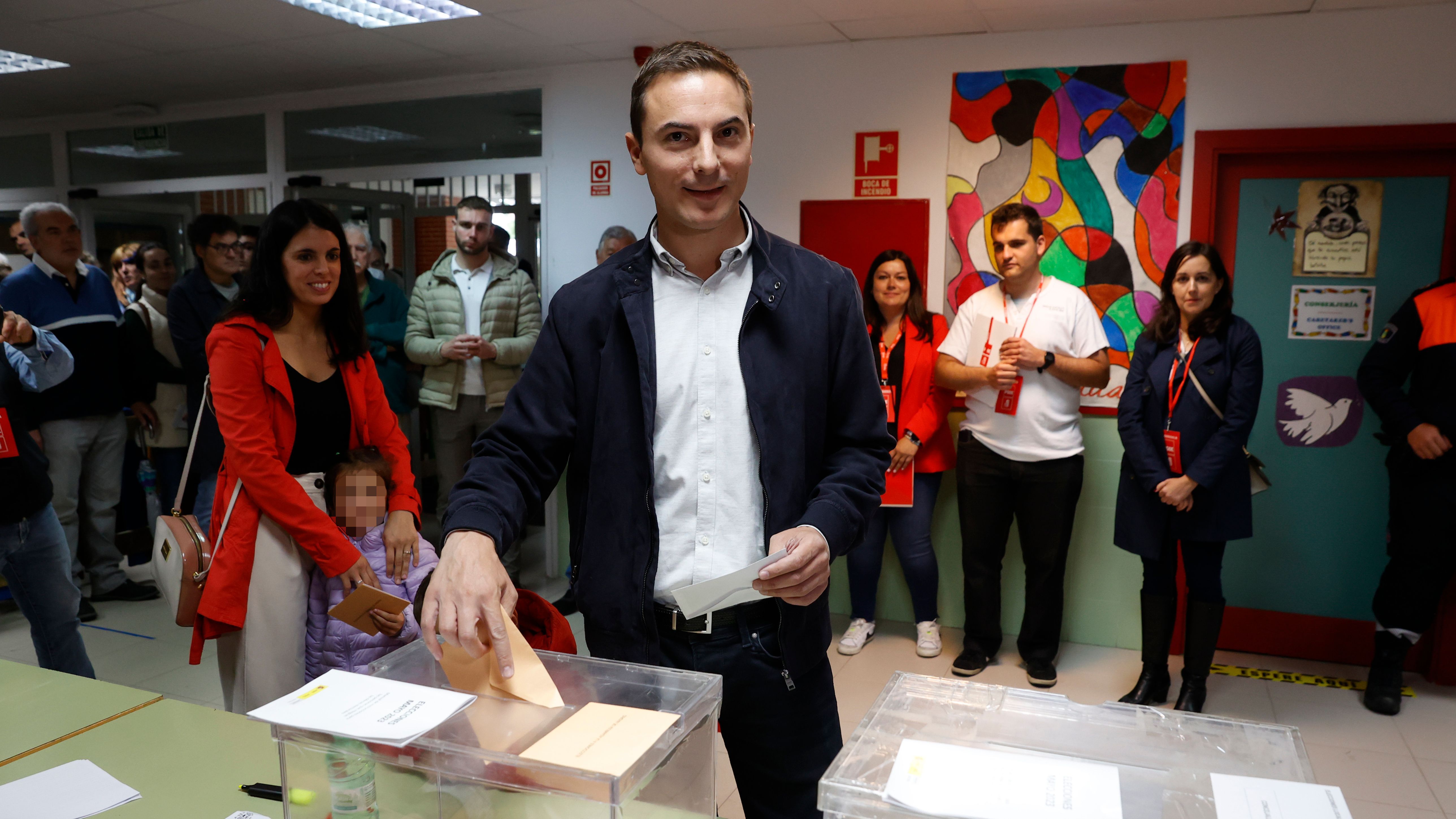 El candidato del PSOE a la presidencia de Madrid, Juan Lobato vota en su colegio electoral de Chozas de la Sierra en Soto del Real