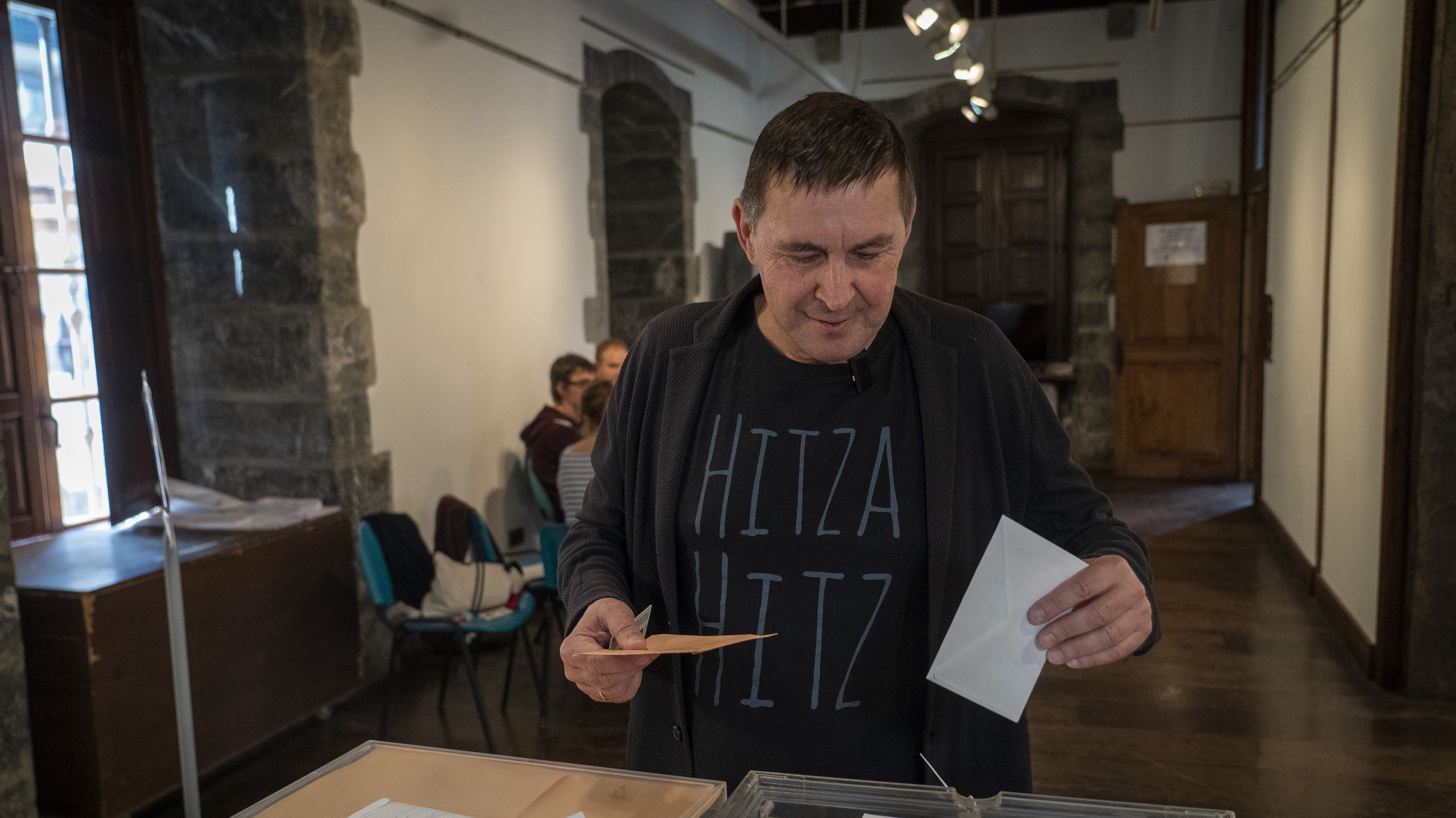 El coordinador general de EH Bildu, Arnaldo Otegi, vota en Elgoibar