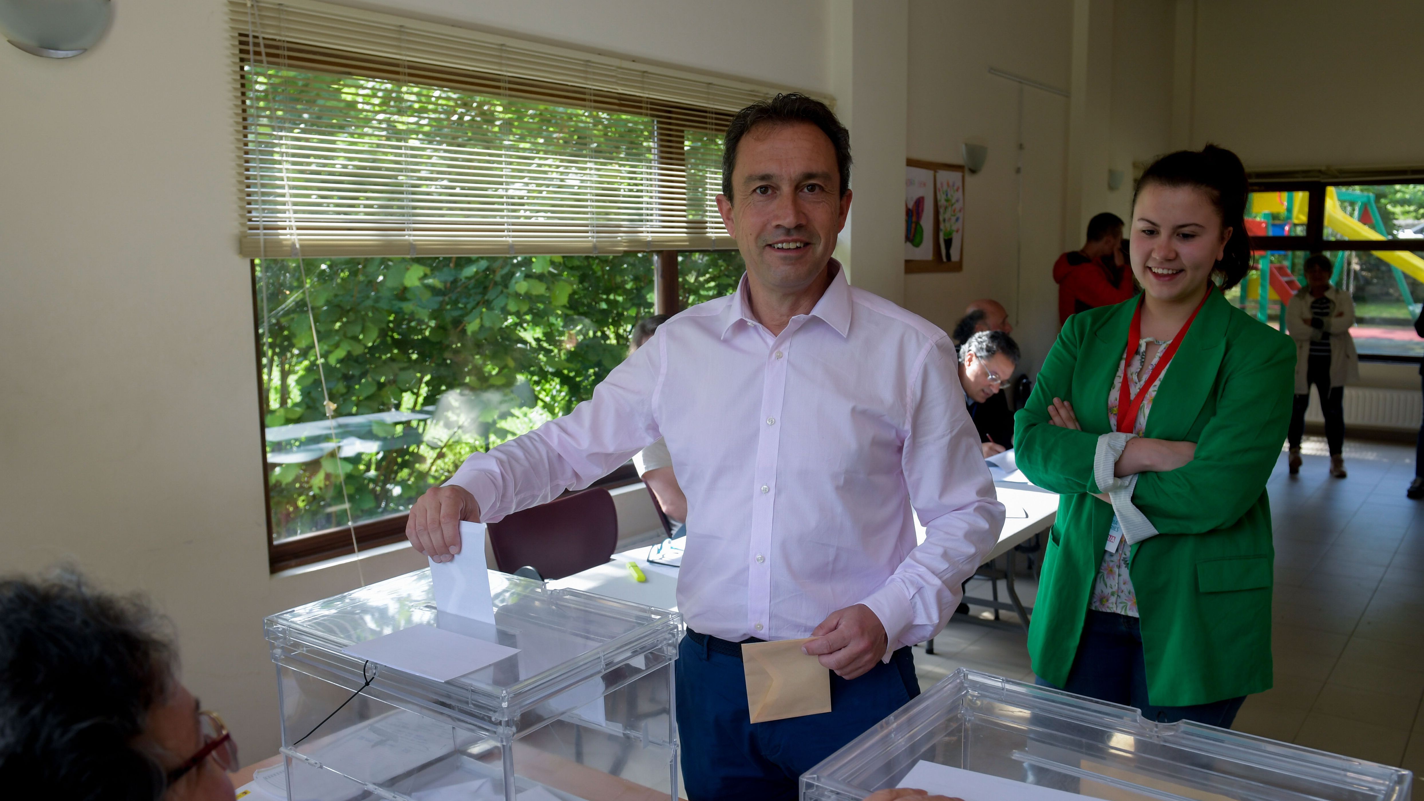 El coordinador general de IU y candidato de Convocatoria por Asturies a la Presidencia del Principado, Ovidio Zapico, vota acompañado de su hija en el colegio electoral de Soto de Agues