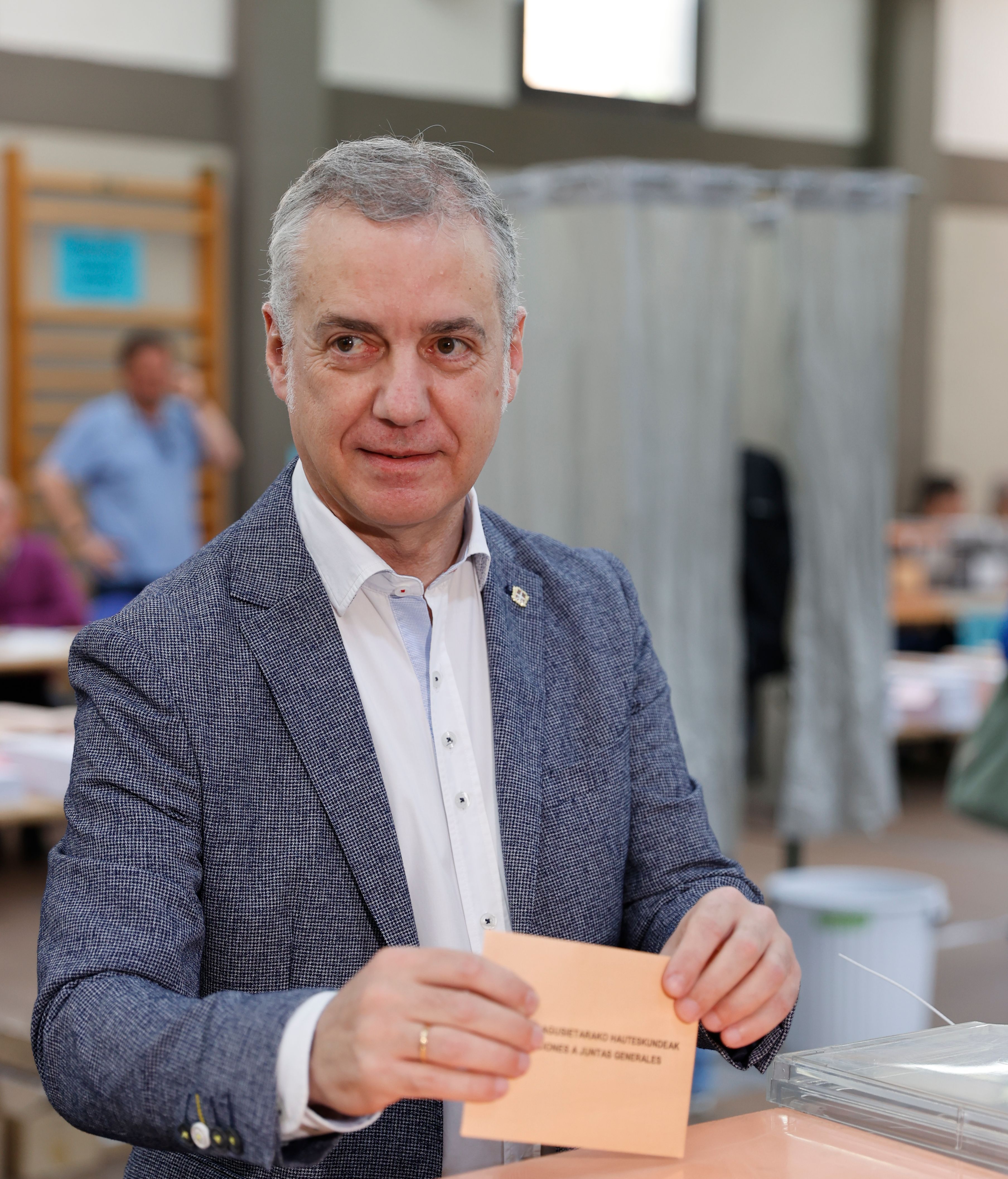 El lehendakari, Iñigo Urkullu, ejerce su derecho al voto