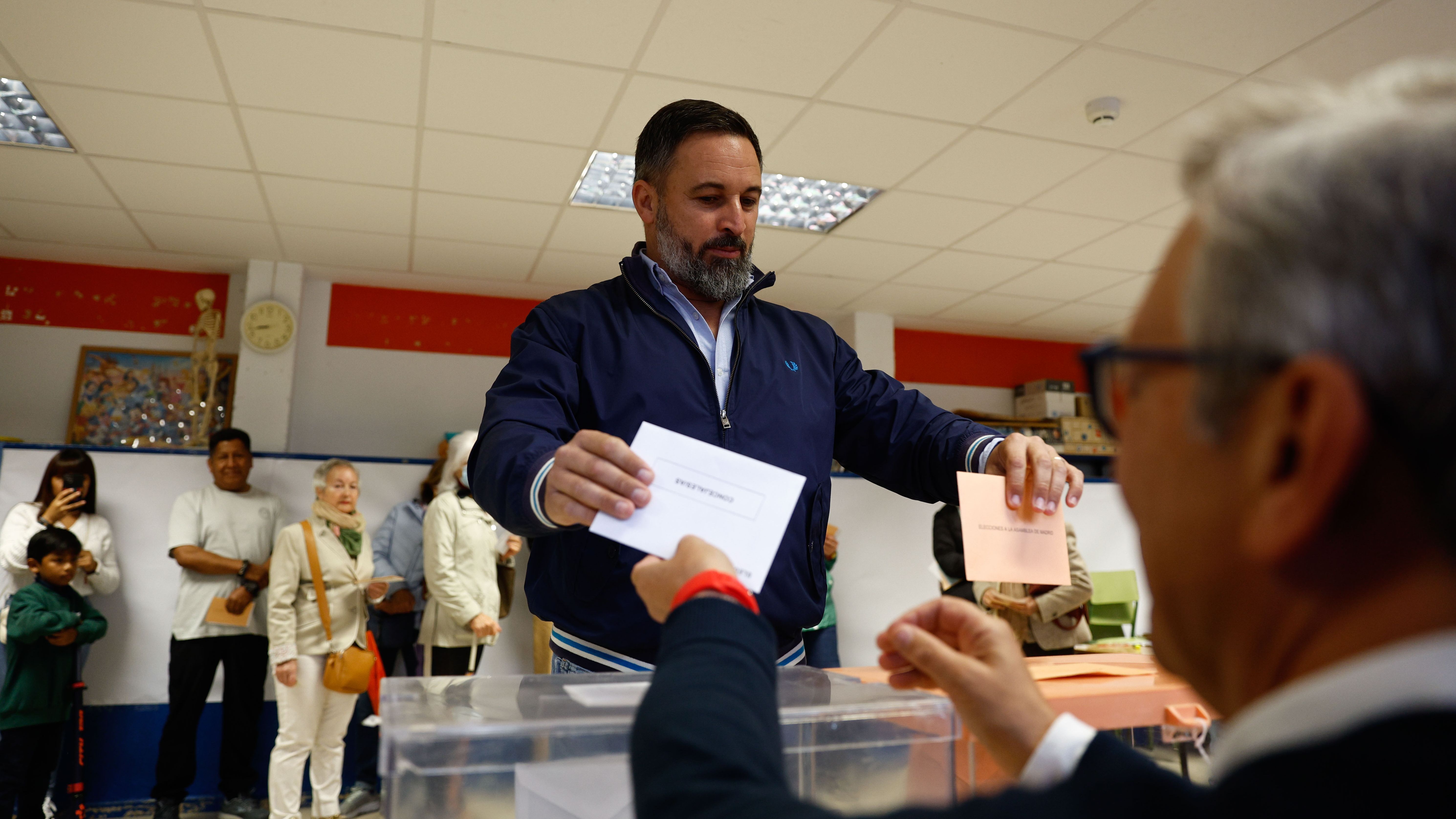 Santiago Abascal pide que las urnas se llenen de votos “libres y limpios”