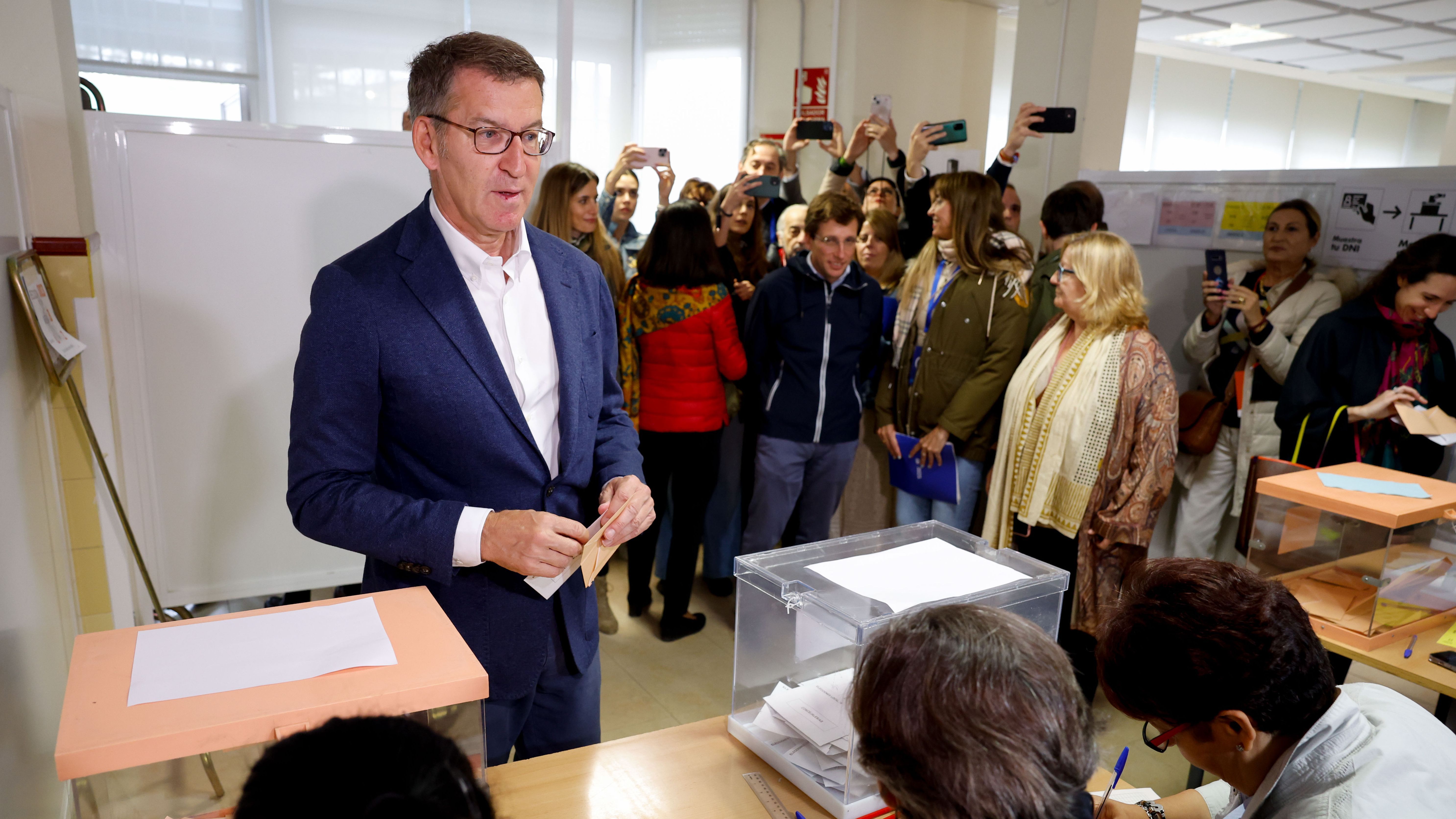 El líder del PP, Alberto Núñez Feijóo, vota en Madrid acompañado del candidato a la Alcaldía José Luis Martínez Almeida