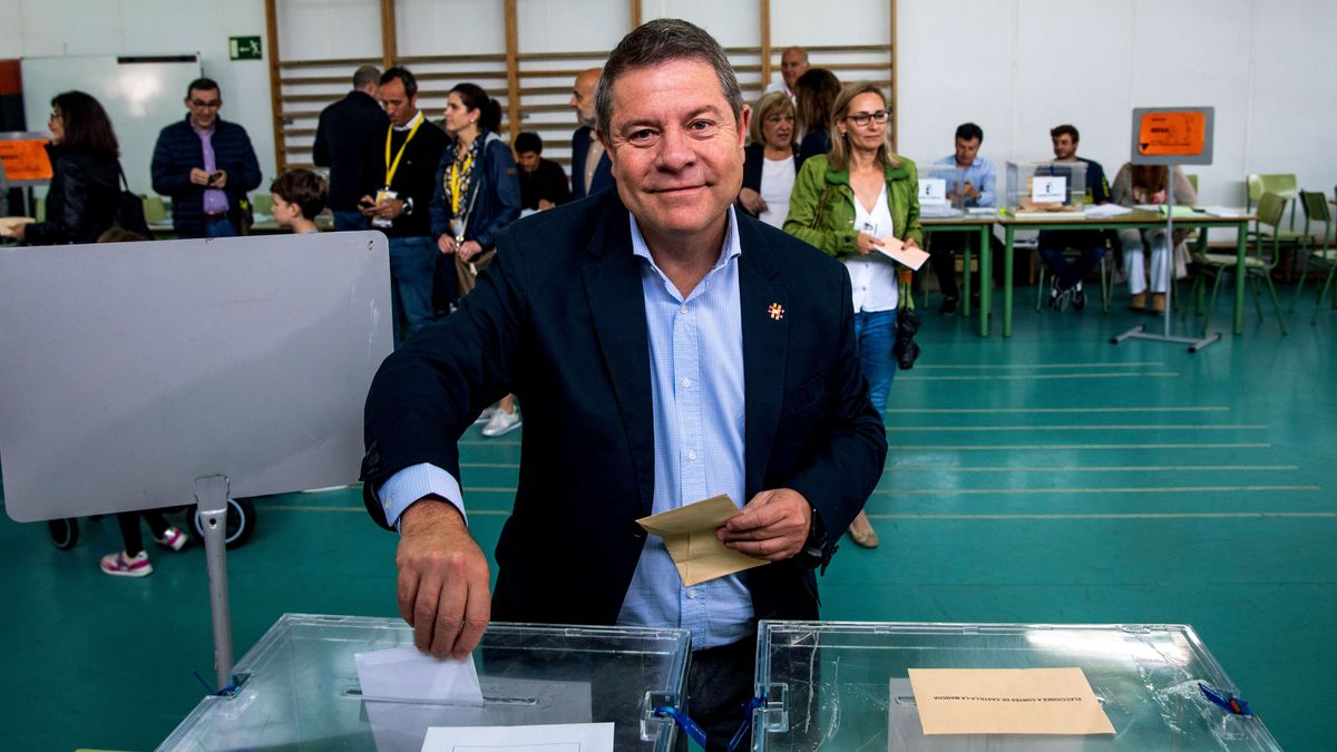 El presidente de Castilla la Mancha, Emiliano García Page, vota en su colegio electoral este domingo en Toledo